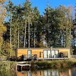 Pine Boutique Lodge With Hot Tub For Couples & Dog