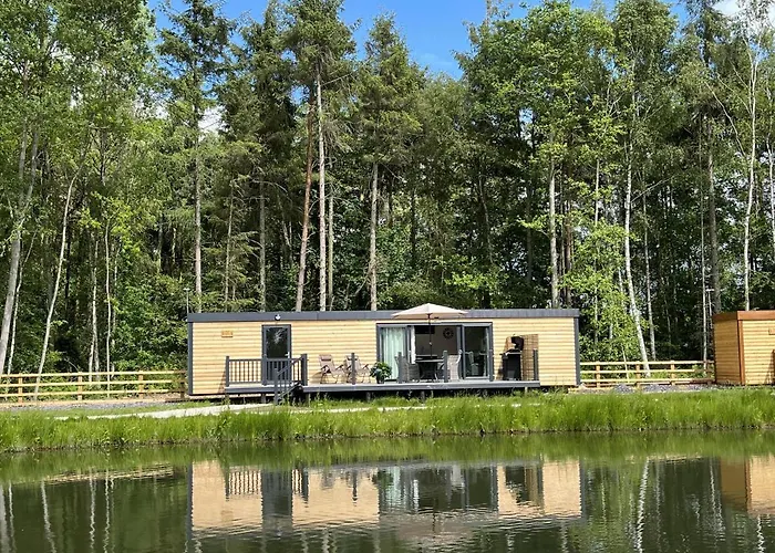 Pine Boutique Lodge With Hot Tub For Couples & Dog