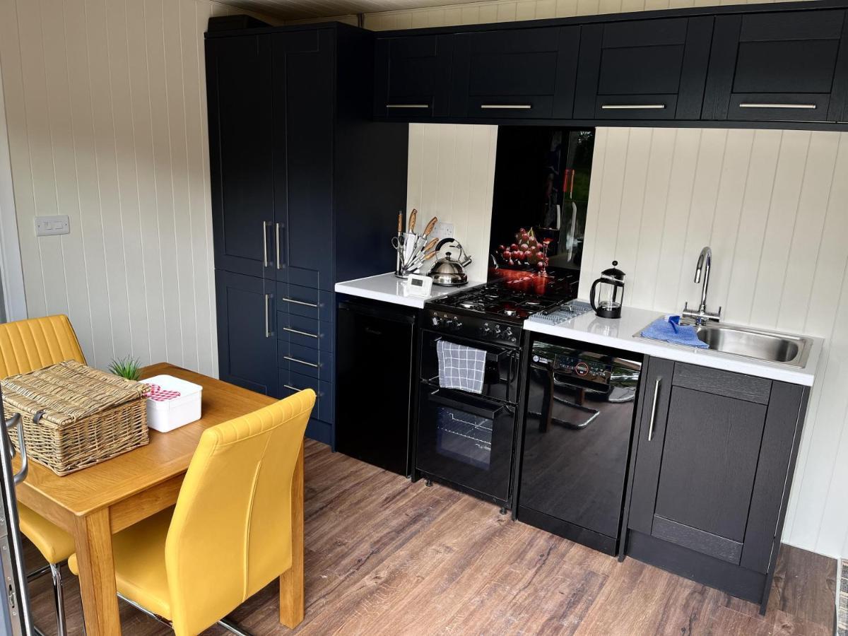 Pine Boutique With Hot Tub For Couples & Dog *