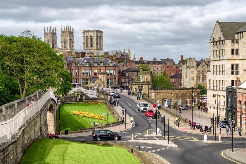 Pine Boutique With Hot Tub For Couples & Dog * York