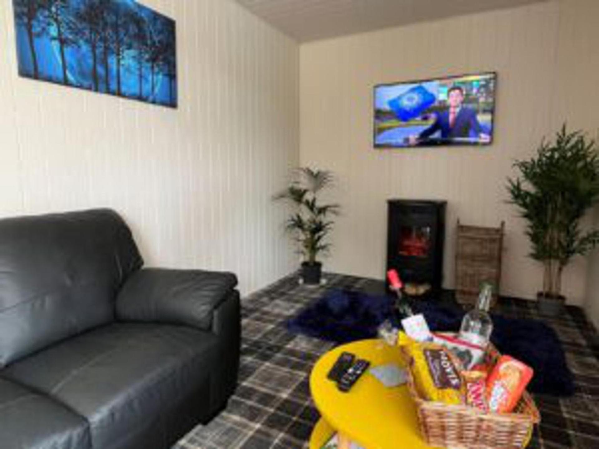 Pine Boutique With Hot Tub For Couples & Dog York